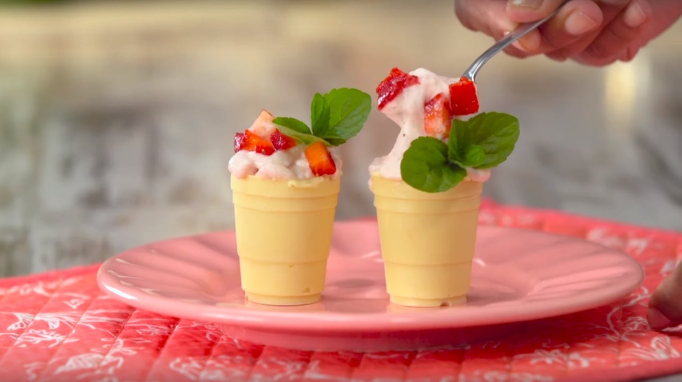 Vasitos de chocolate blanco con mousse de frutilla: un capricho dulce y elegante en cada cucharada