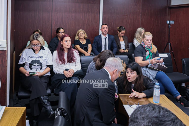 Verónica Ojeda, Jana, Dalma y Gianinna Maradona con Fernando Burlando. (RS Fotos)