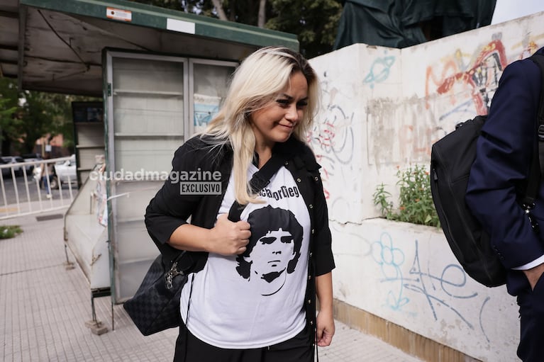 Verónica Ojeda llegando a los tribunales de San Isidro por el inicio del juicio por Diego Maradona. (RS Fotos)