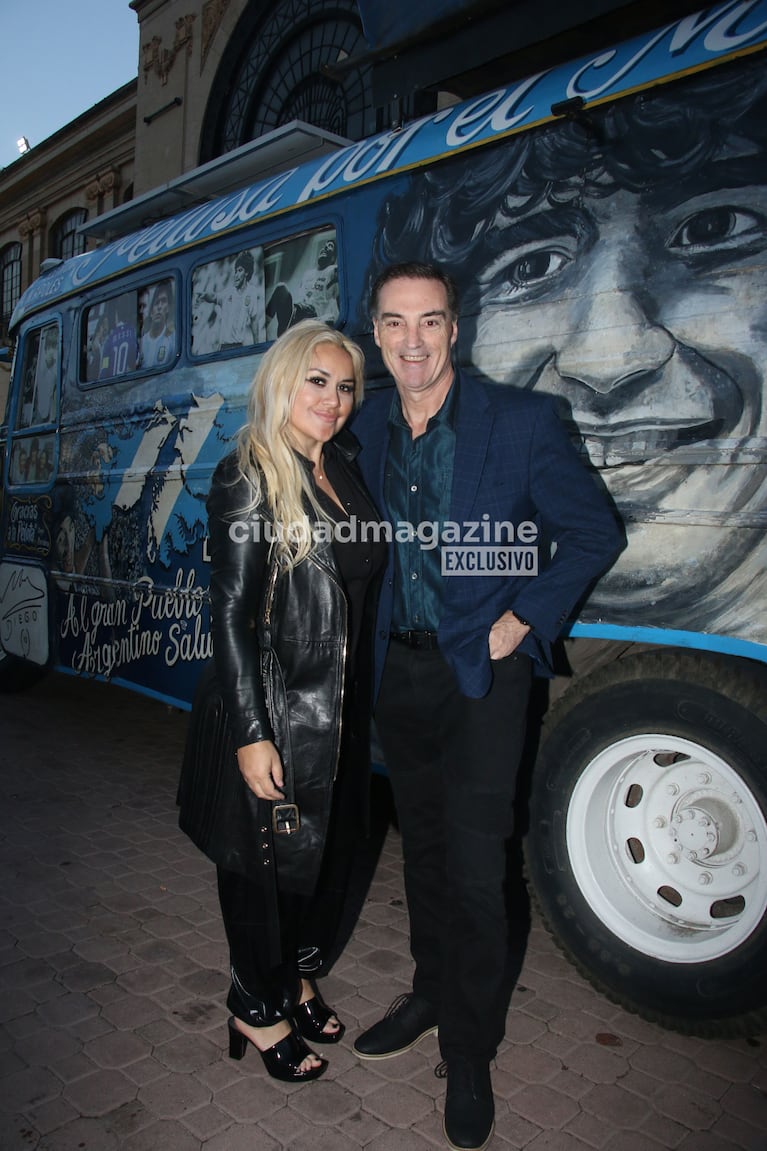 Verónica Ojeda y Mario Baudry en la Expo Maradona "Diego Eterno" (Foto: Movilpress).