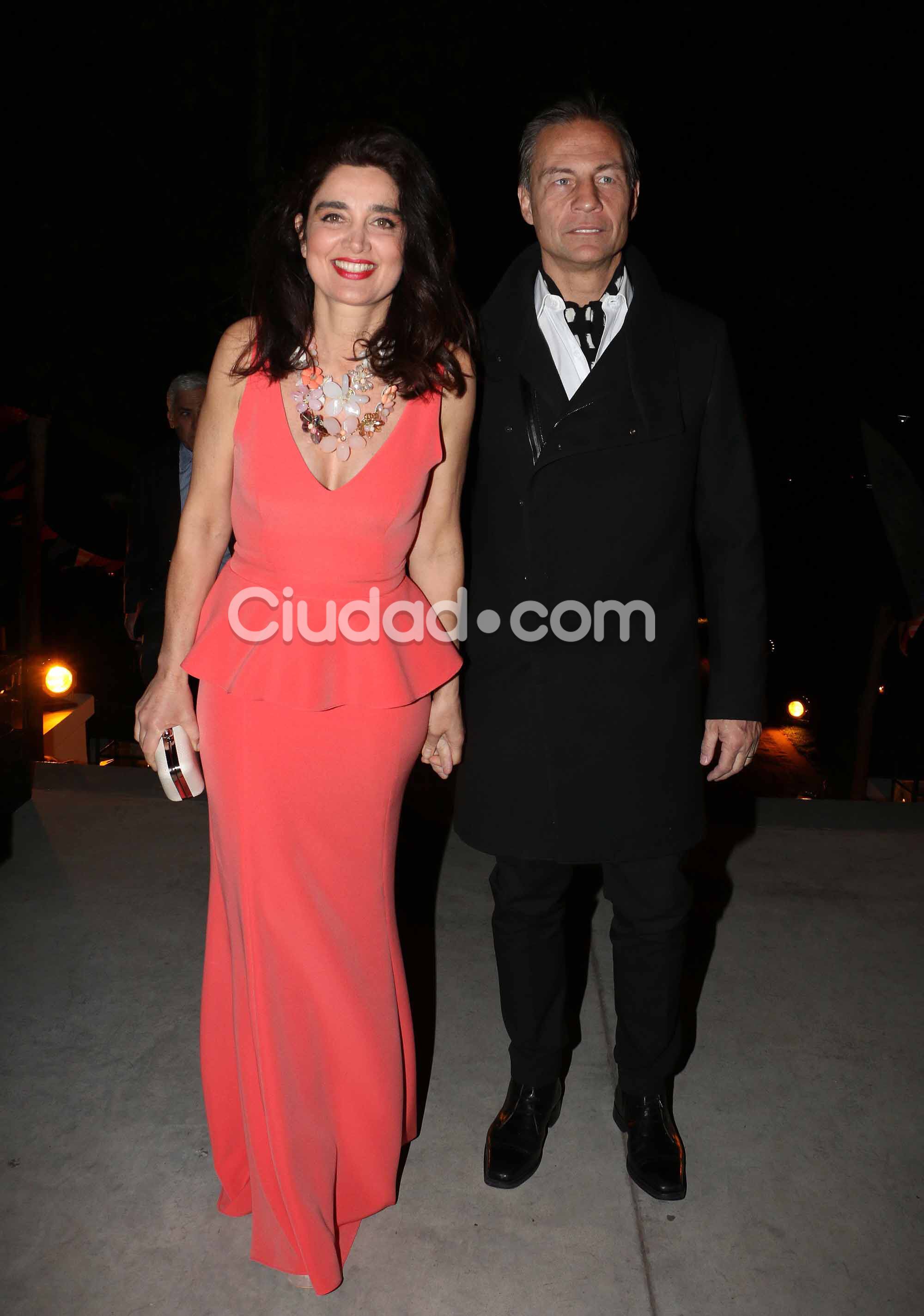 Verónica Varano y su marido, infaltables en la cena solidaria  (Fotos: Movilpress). 