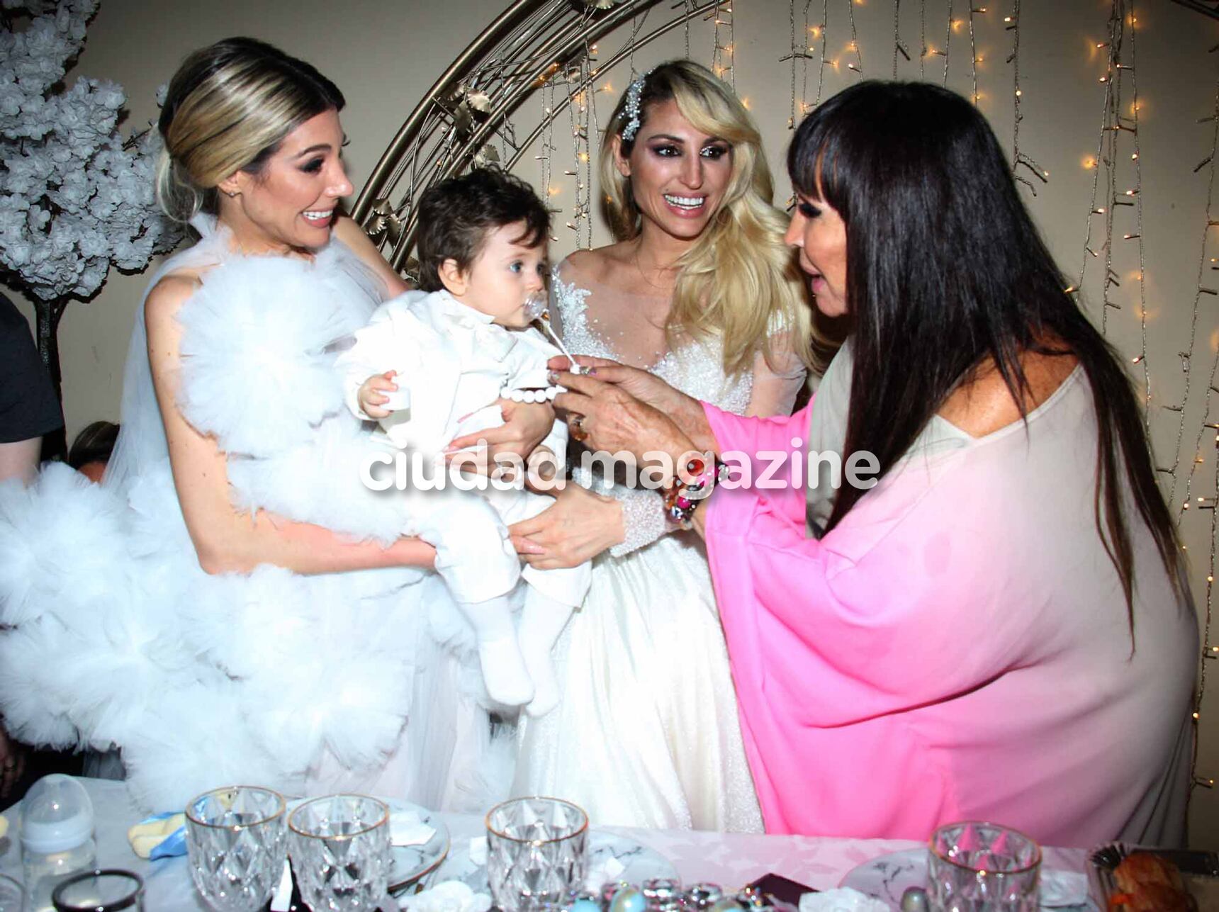 Vicky Xipolitakis, Estefanía Xipolitakis y Moria Casán en el cumpleaños de Salvador Uriel. (Foto: Movilpress)