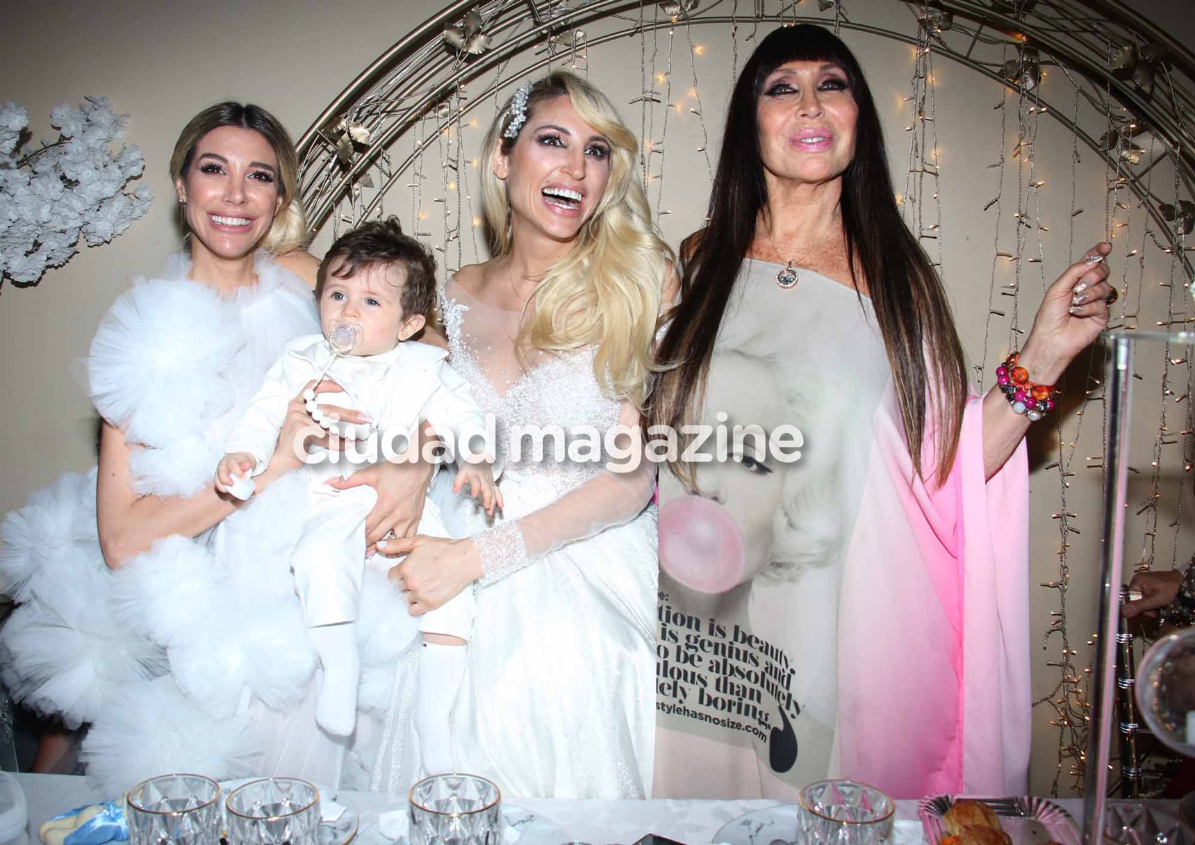 Vicky Xipolitakis, Estefanía Xipolitakis y Moria Casán en el cumpleaños de Salvador Uriel. (Foto: Movilpress)