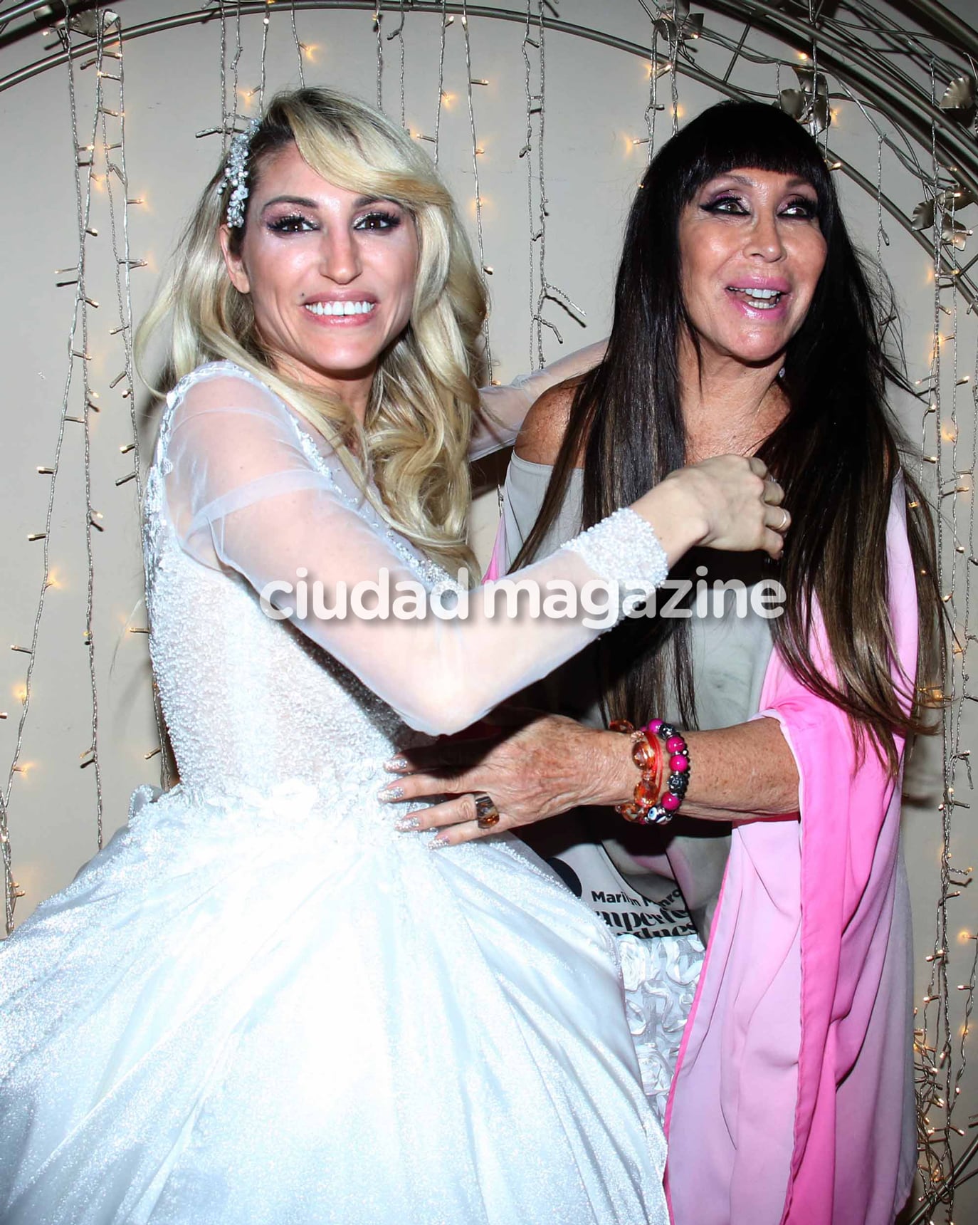 Vicky Xipolitakis y Moria Casán en el cumpleaños de Salvador Uriel. (Foto: Movilpress)