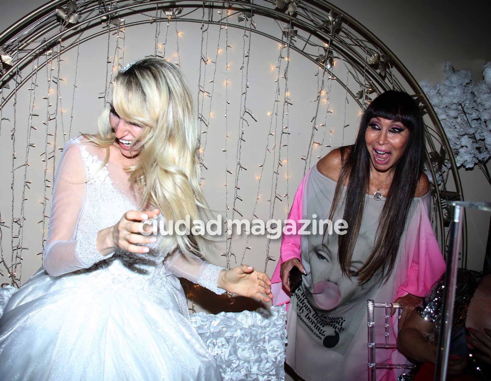 Vicky Xipolitakis y Moria Casán en el cumpleaños de Salvador Uriel. (Foto: Movilpress)