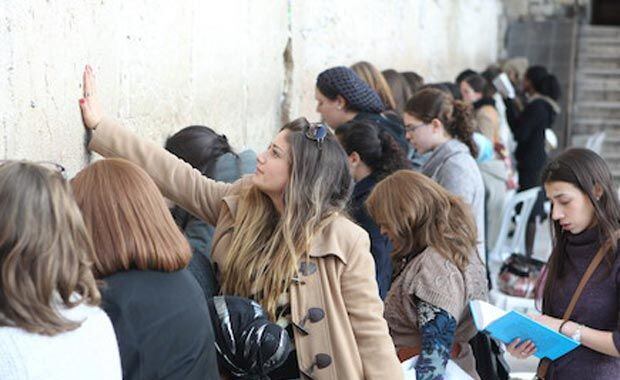 Victoria toca el Muro de los Lamentos. ¿Rompió el aislamiento? (Foto: Mako.co.il)