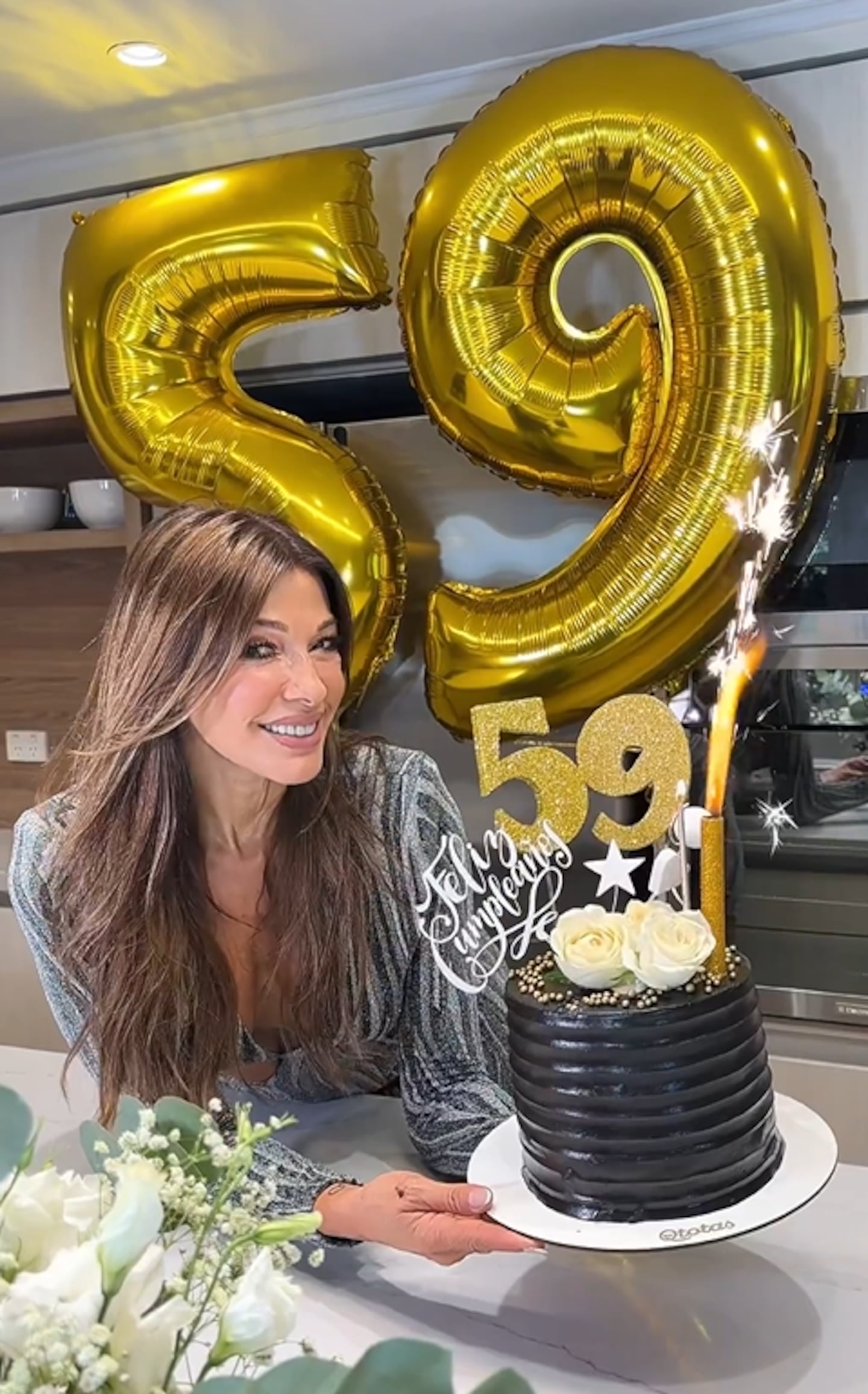 Video: Catherine Fulop cumplió 59 años y lo celebró con un mini vestido a  puro brillo