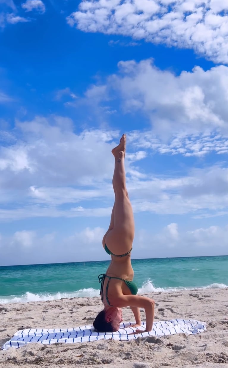 Video: Evangelina Anderson hizo yoga en las playas de Miami y cosechó miles de likes