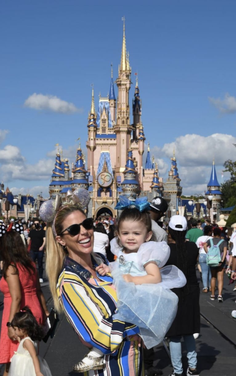 Virginia Gallardo, de vacaciones en Disney con su marido y su hija: "Gracias por este viaje soñado"