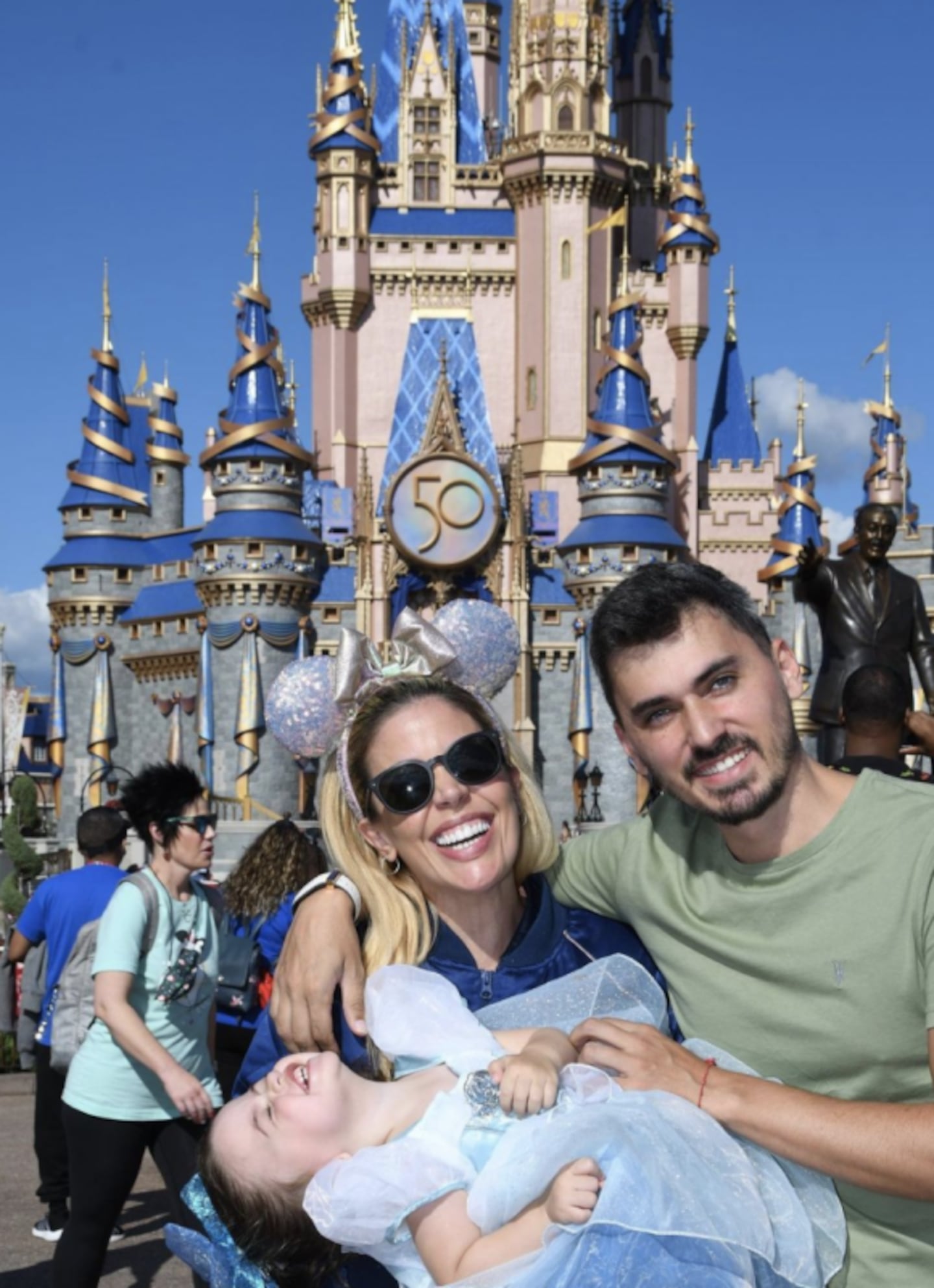 Virginia Gallardo, de vacaciones en Disney con su marido y su hija:  