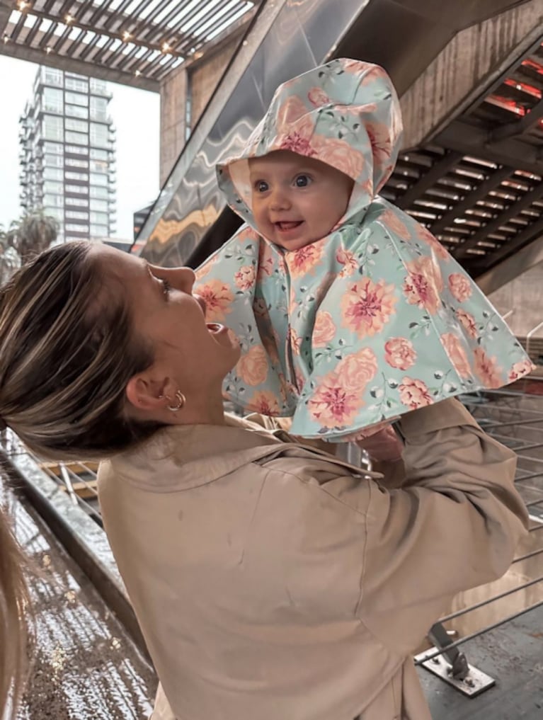 Vita, la hija de Cande Ruggeri, estrenó un tierno look para los días de lluvia