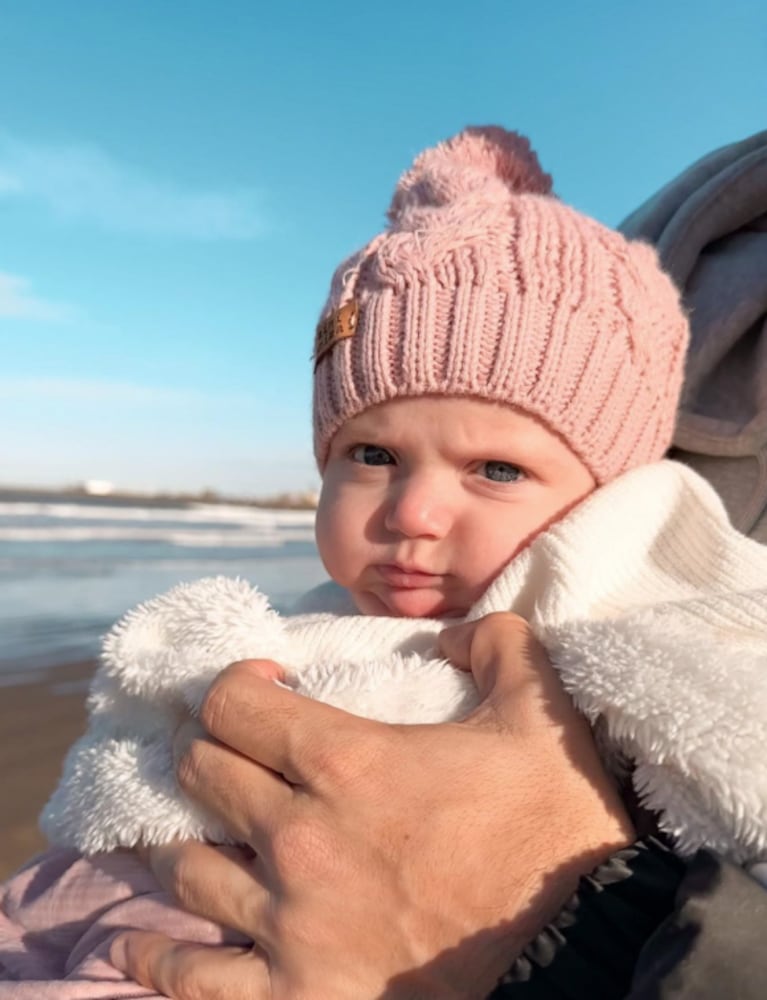 Vita, la hija de Cande Ruggeri y Nico Maccari, vio el mar por primera vez: el dulce álbum de fotos