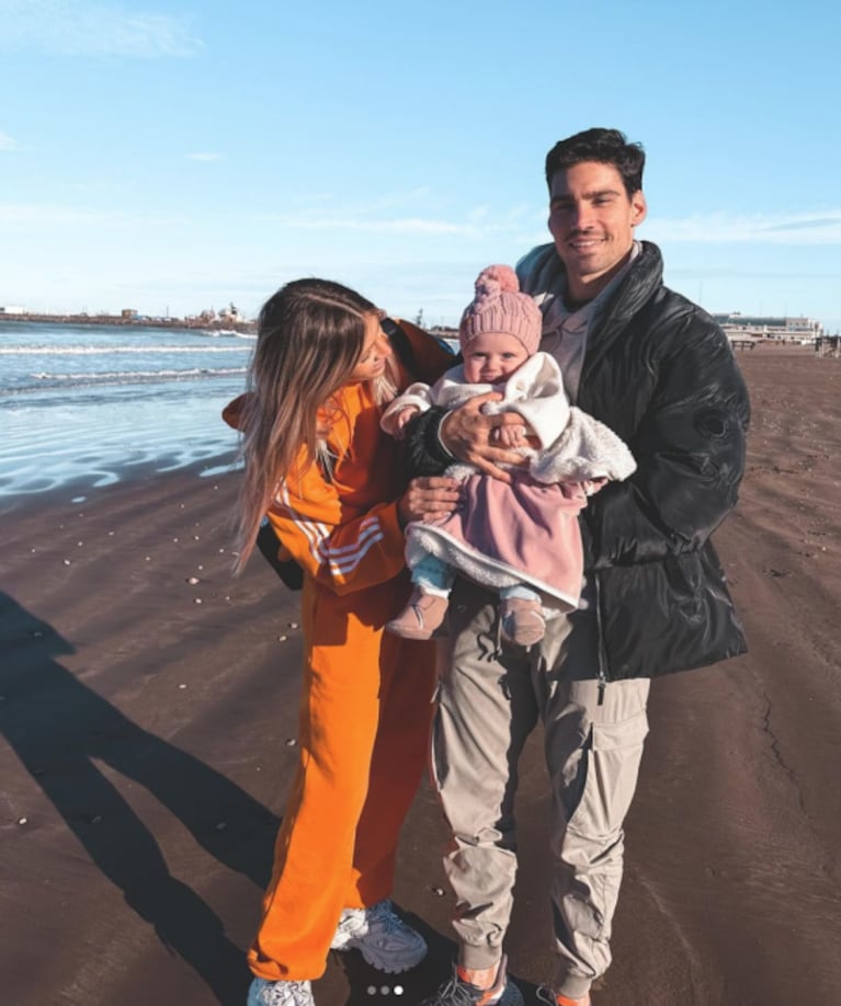 Vita, la hija de Cande Ruggeri y Nico Maccari, vio el mar por primera vez: el dulce álbum de fotos