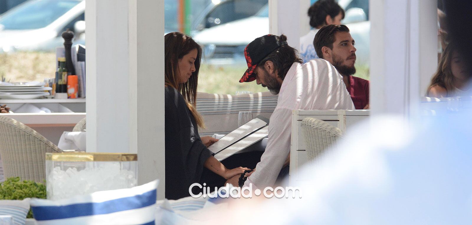 Vito Rodríguez y Eduardo Celasco, embarazados en Punta del Este. (Foto GM Press - Ciudad.com)