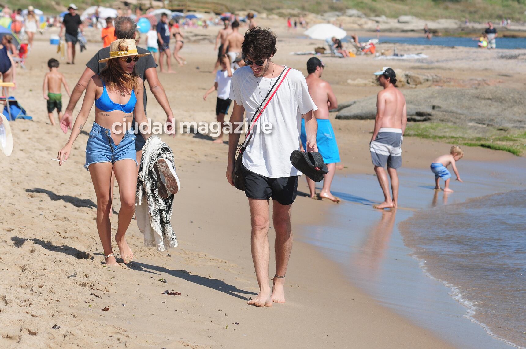 Vitto Saravia y Manu Desrets, enamorados en la playa. Foto: GM Press