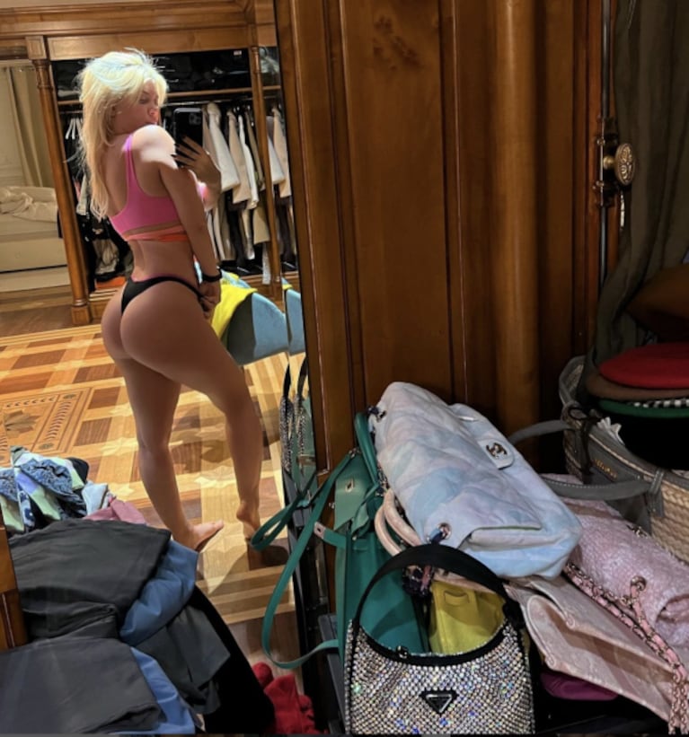 Wanda Nara compartió una selfie muy picante y dejó ver cómo es su guardarropas: "Buenas noches"