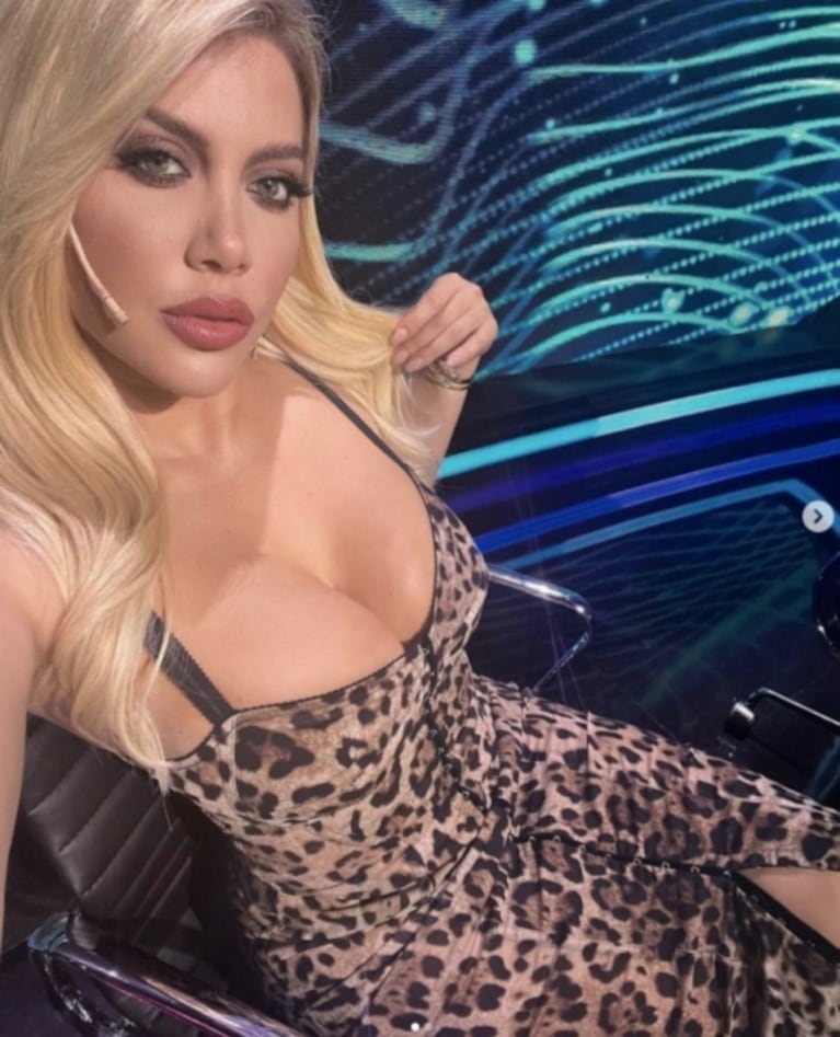 Wanda Nara deslumbró con un total animal print: súper escote y original cierre frontal