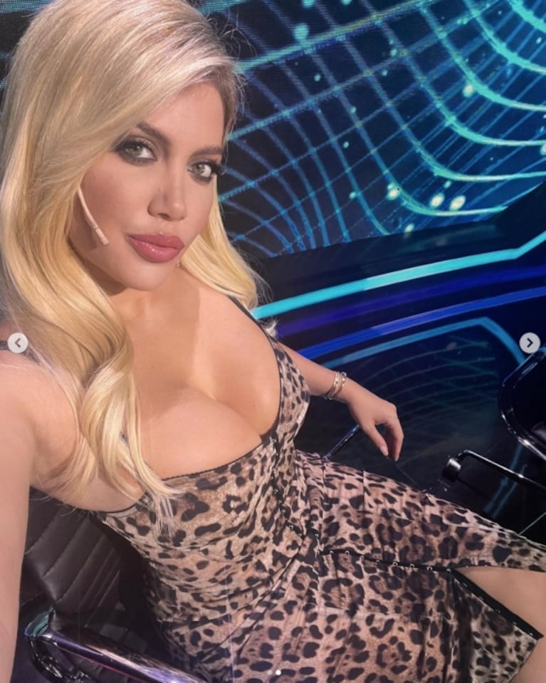 Wanda Nara deslumbró con un total animal print: súper escote y original cierre frontal