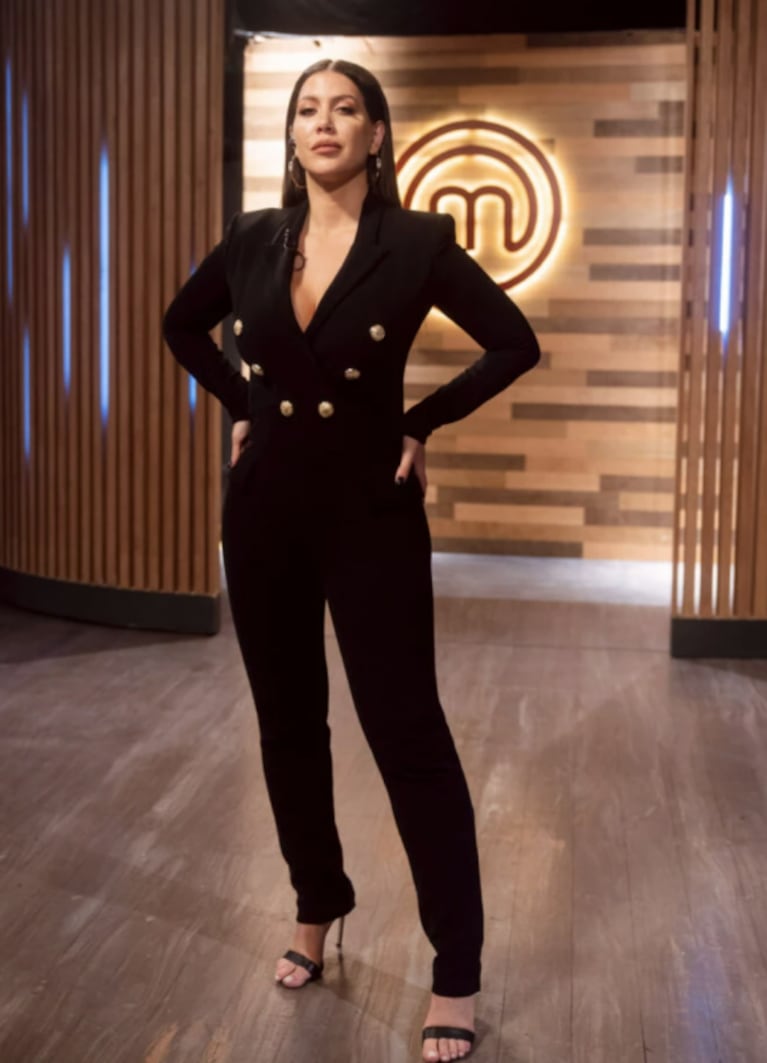 Wanda Nara eligió un sensual look total black para su debut en MasterChef: saco sastrero y sandalias altísimas