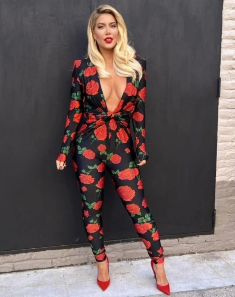 Wanda Nara impactó con un look súper costoso en ¿Quién es la máscara?: sensual body con flores y mega escote