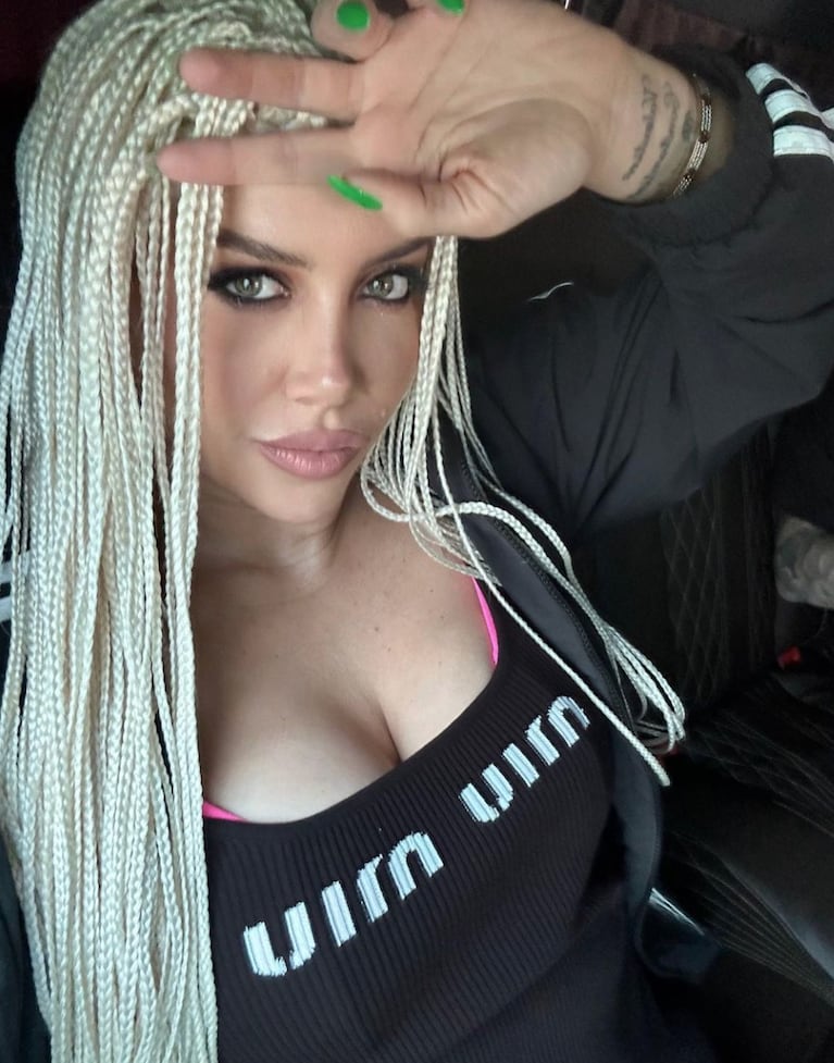 Wanda Nara mostró cómo le hicieron las trenzas y el platinado para el video en Brasil