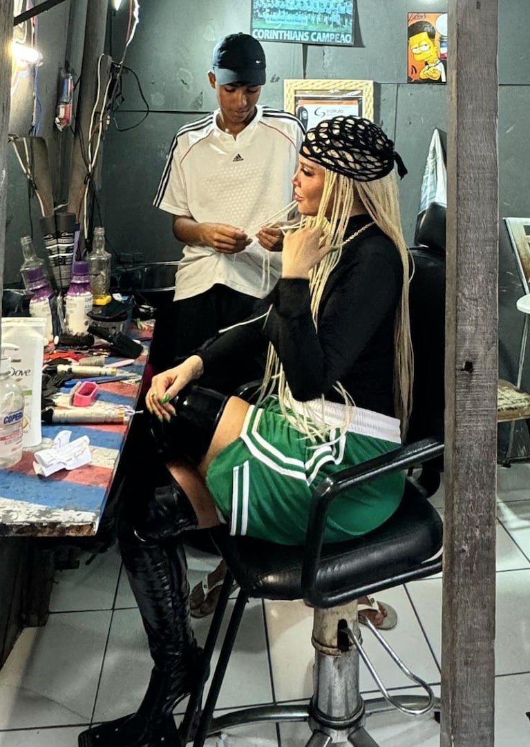 Wanda Nara mostró cómo le hicieron las trenzas y el platinado para el video en Brasil