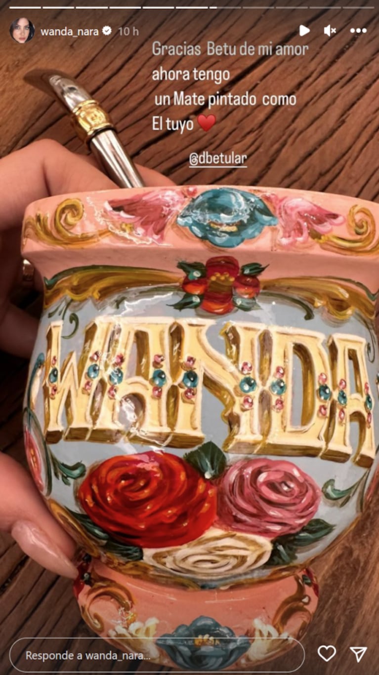 Wanda Nara mostró el original mate personalizado que le regaló Damián Betular