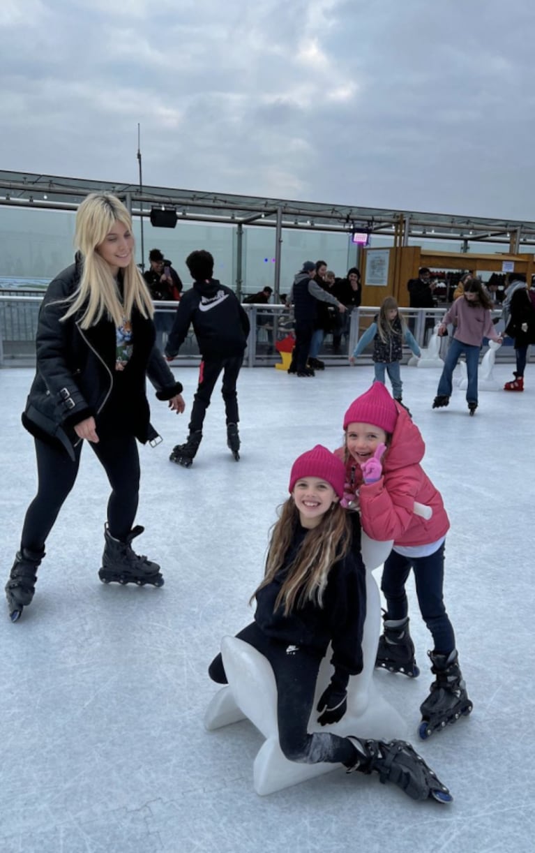 Wanda Nara posteó las fotos más lindas patinando sobre hielo con sus hijas: "Tarde con ellas"