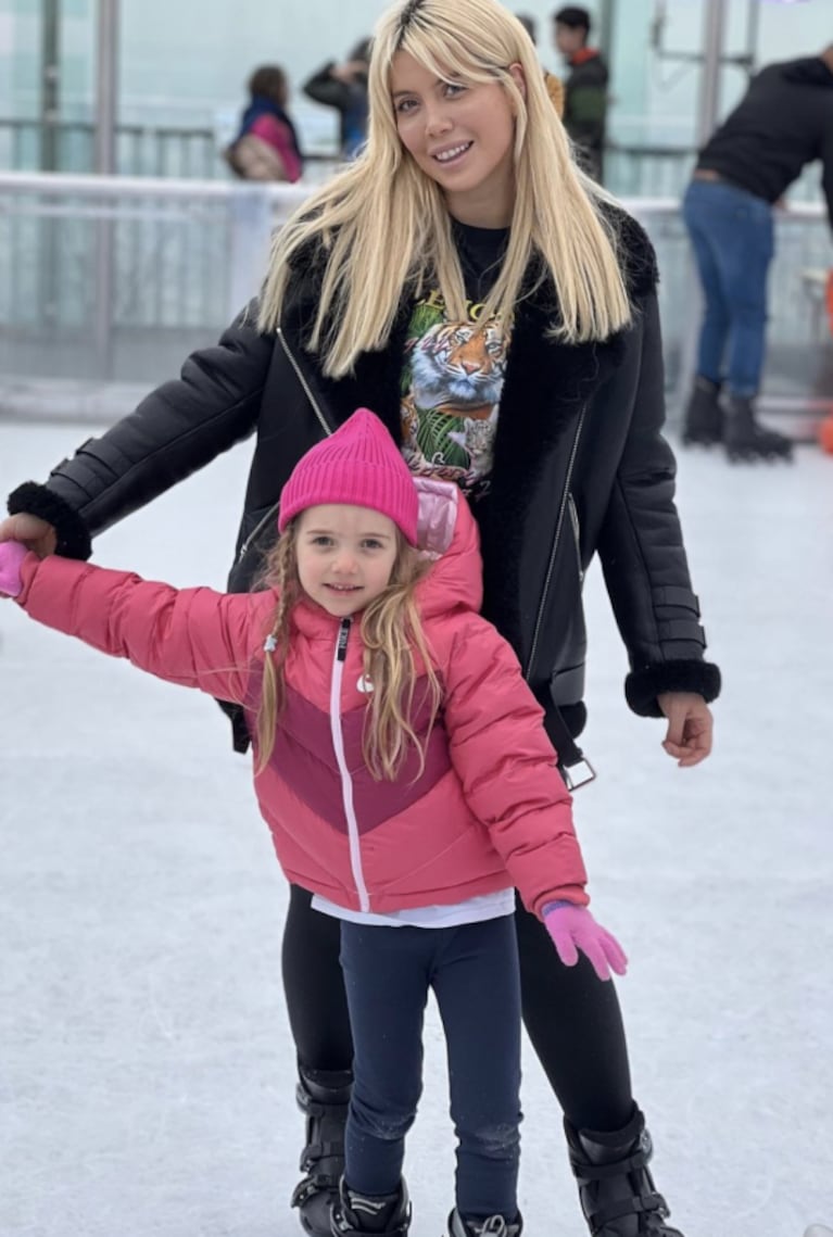 Wanda Nara posteó las fotos más lindas patinando sobre hielo con sus hijas: "Tarde con ellas"