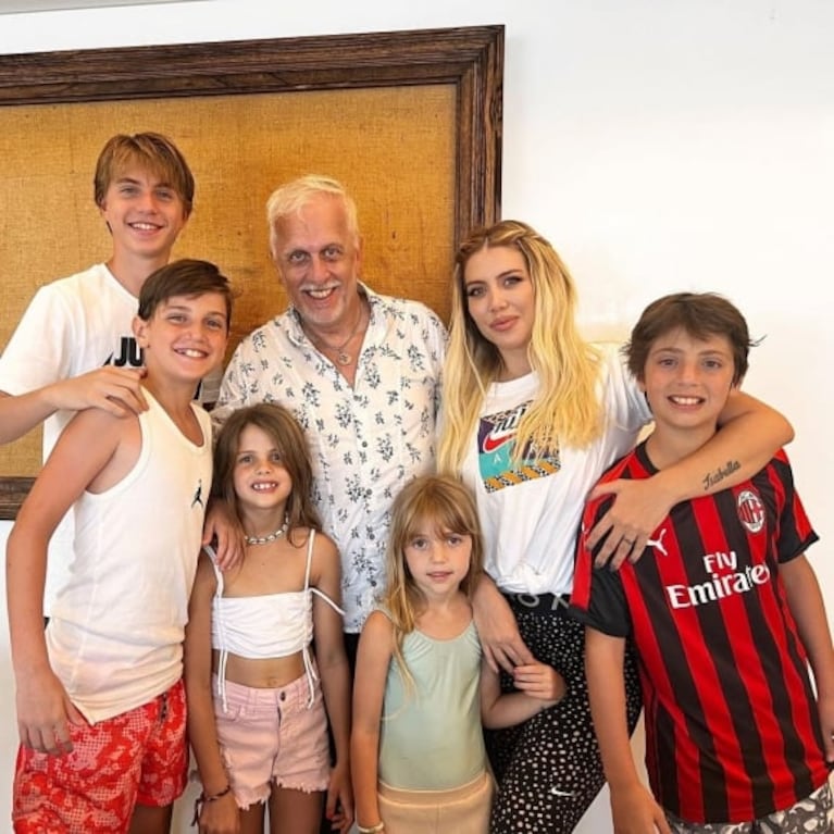 Wanda Nara se reencontró con su papá Andrés y posaron para una foto familiar: "Mis amores"