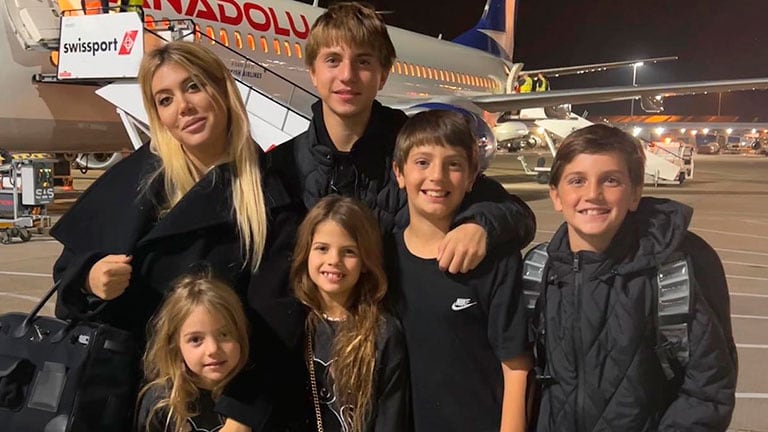 Wanda Nara viajó sola con sus cinco hijos a Reino Unido. 