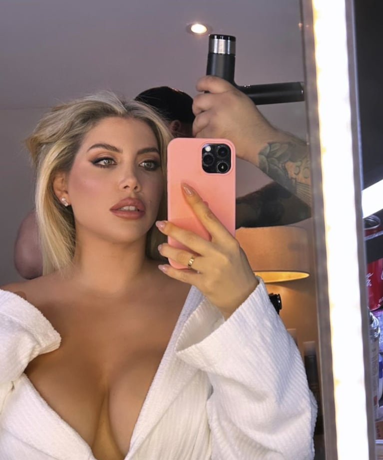 Wanda Nara volvió al rubio platino y se mostró en una sensual producción de fotos