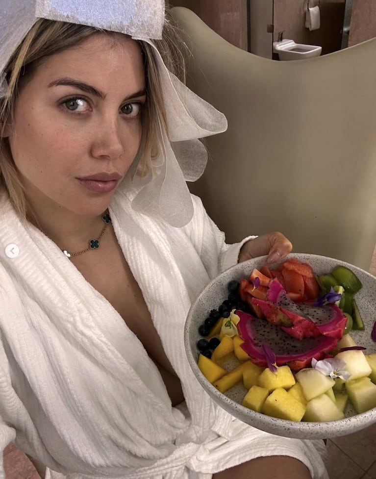 Wanda Nara volvió al rubio platino y se mostró en una sensual producción de fotos