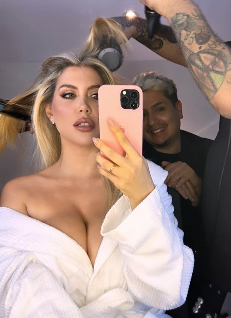 Wanda Nara volvió al rubio platino y se mostró en una sensual producción de fotos