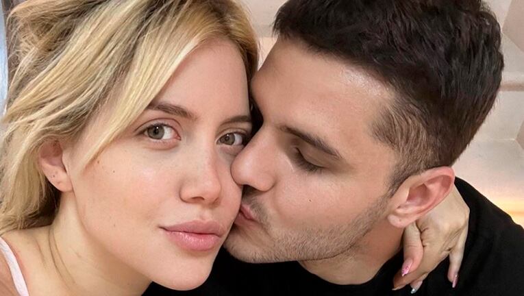 Wanda Nara y Mauro Icardi festejaron sus ocho años de casados a orillas del mar.