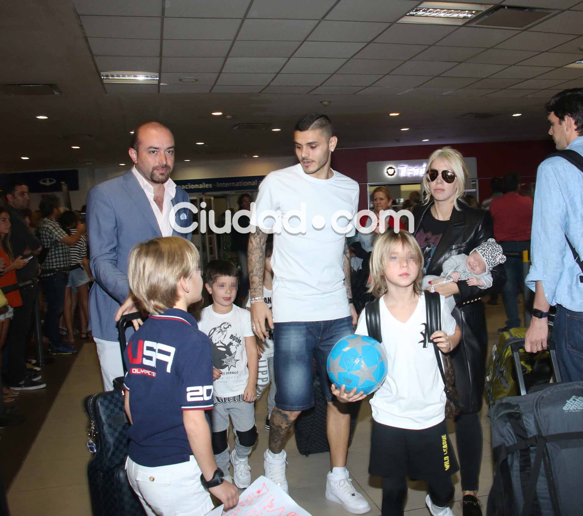  Wanda Nara y Mauro Icardi llegaron al país con sus hijos (Foto: Movilpress)