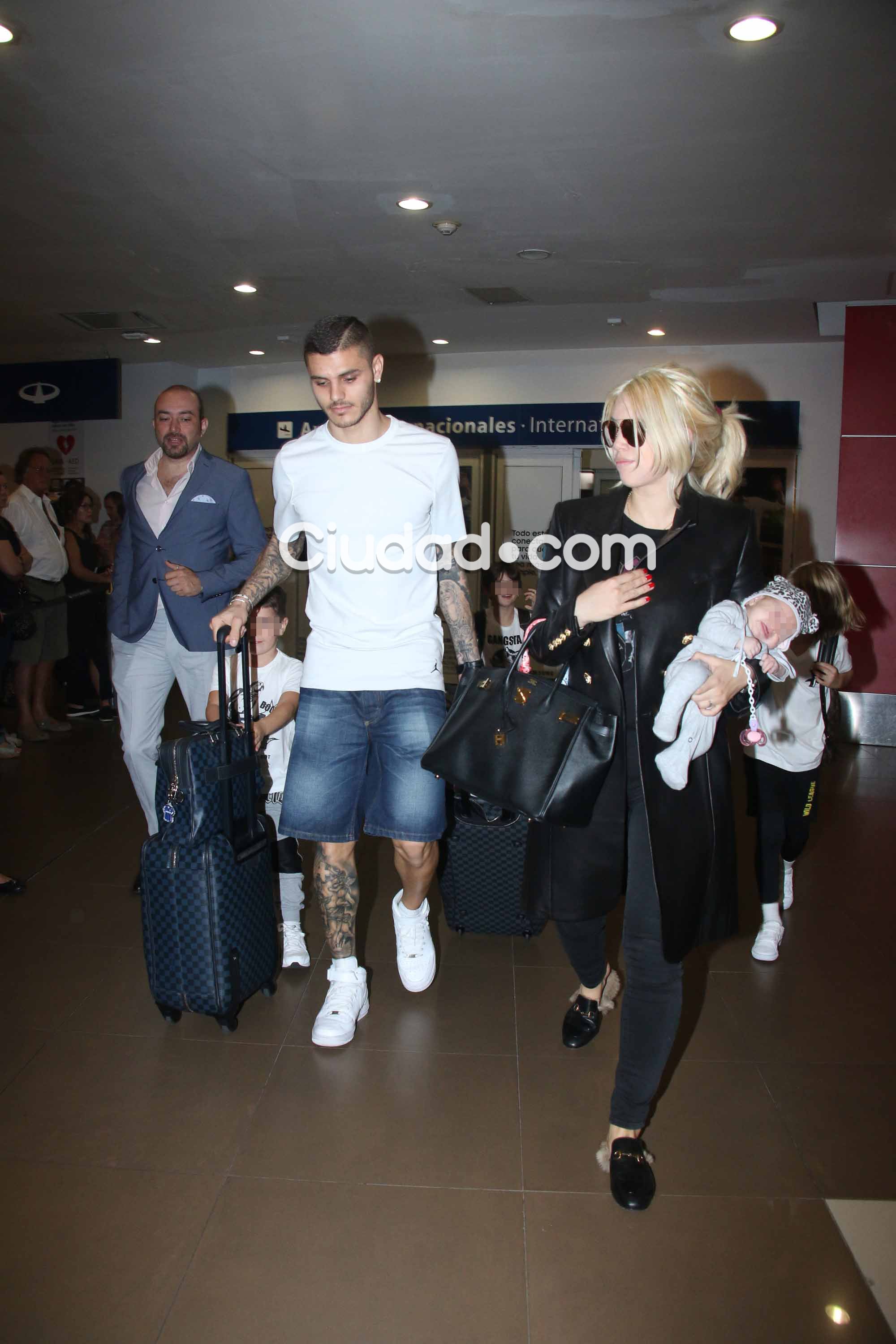  Wanda Nara y Mauro Icardi llegaron al país con sus hijos (Foto: Movilpress)