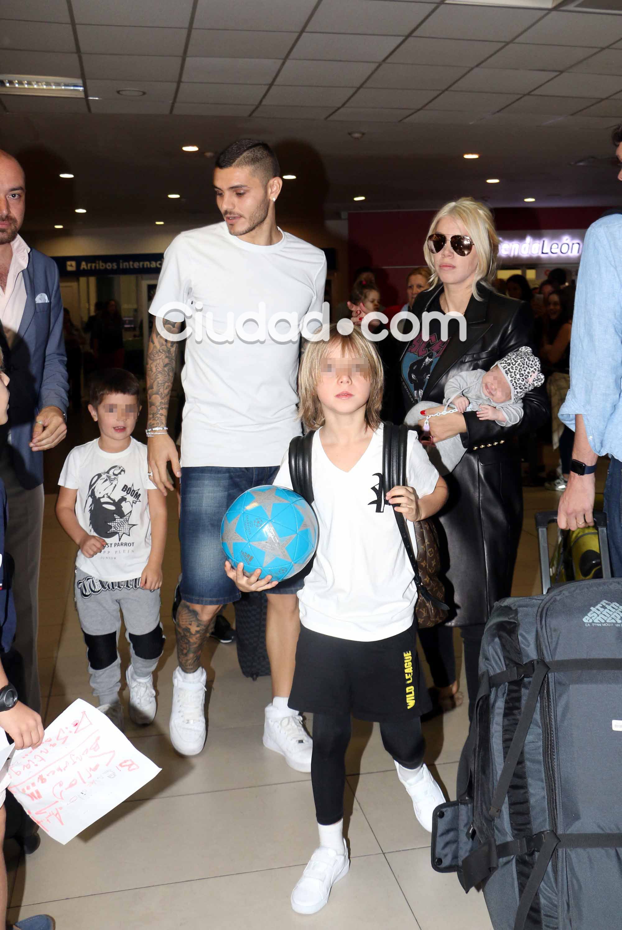  Wanda Nara y Mauro Icardi llegaron al país con sus hijos (Foto: Movilpress)