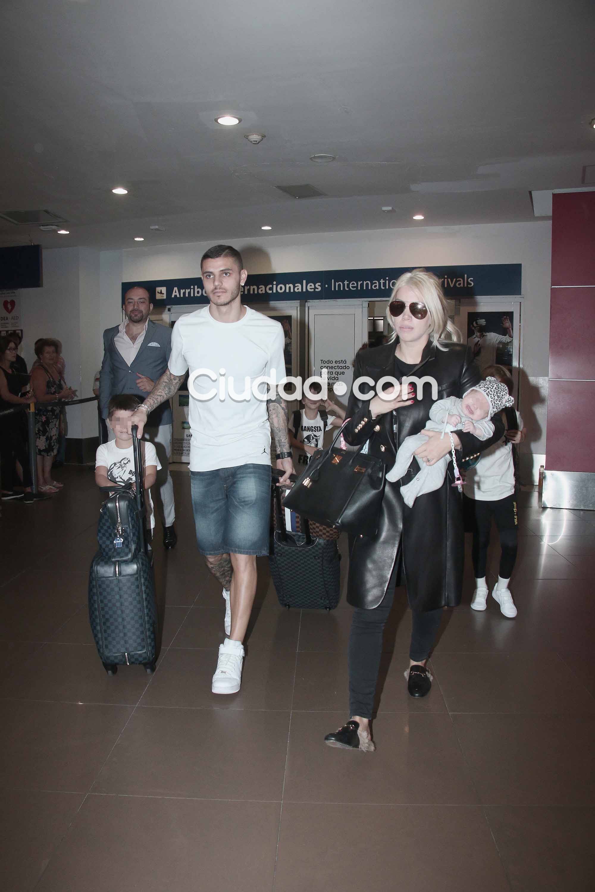  Wanda Nara y Mauro Icardi llegaron al país con sus hijos (Foto: Movilpress)