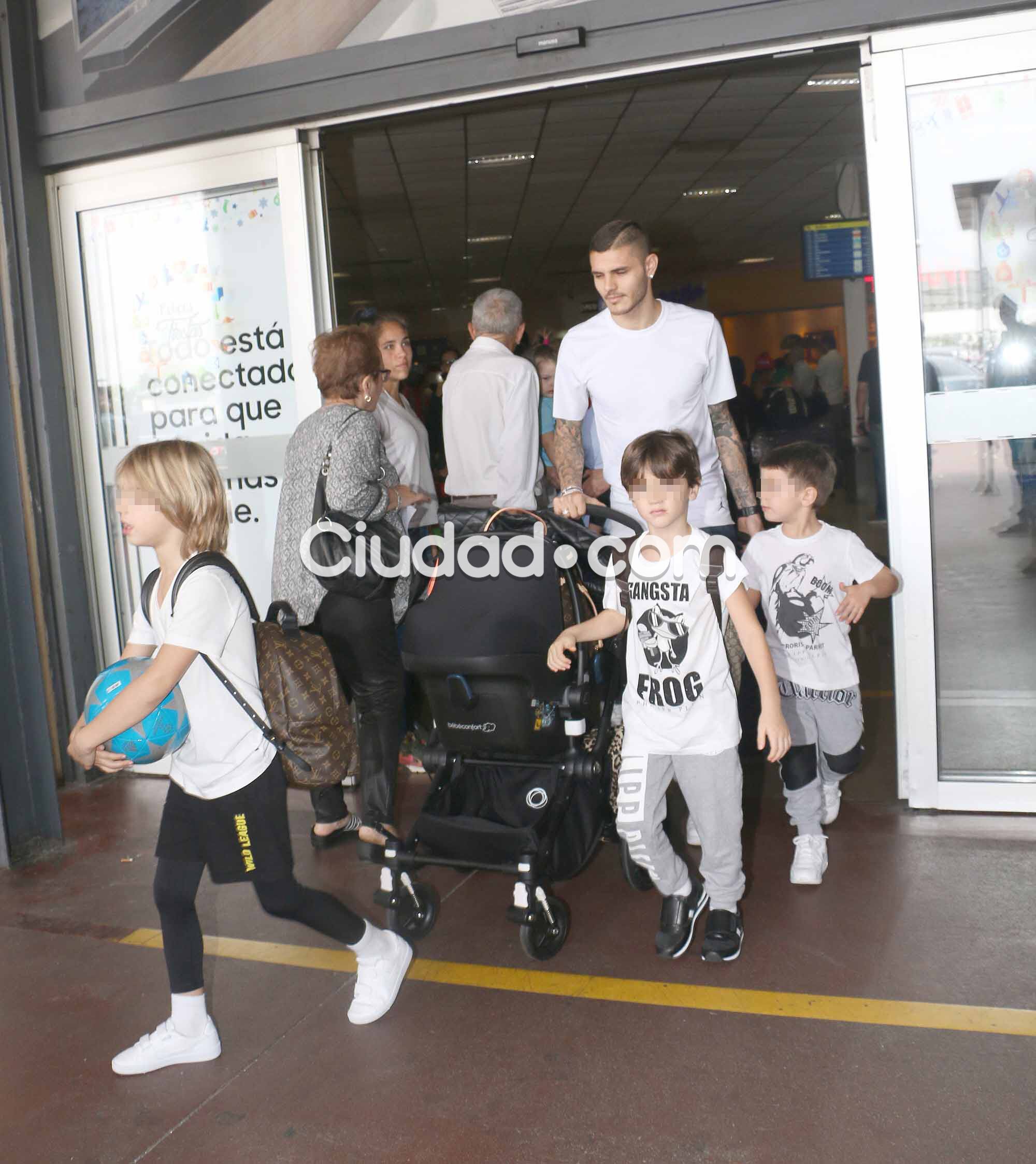  Wanda Nara y Mauro Icardi llegaron al país con sus hijos (Foto: Movilpress)