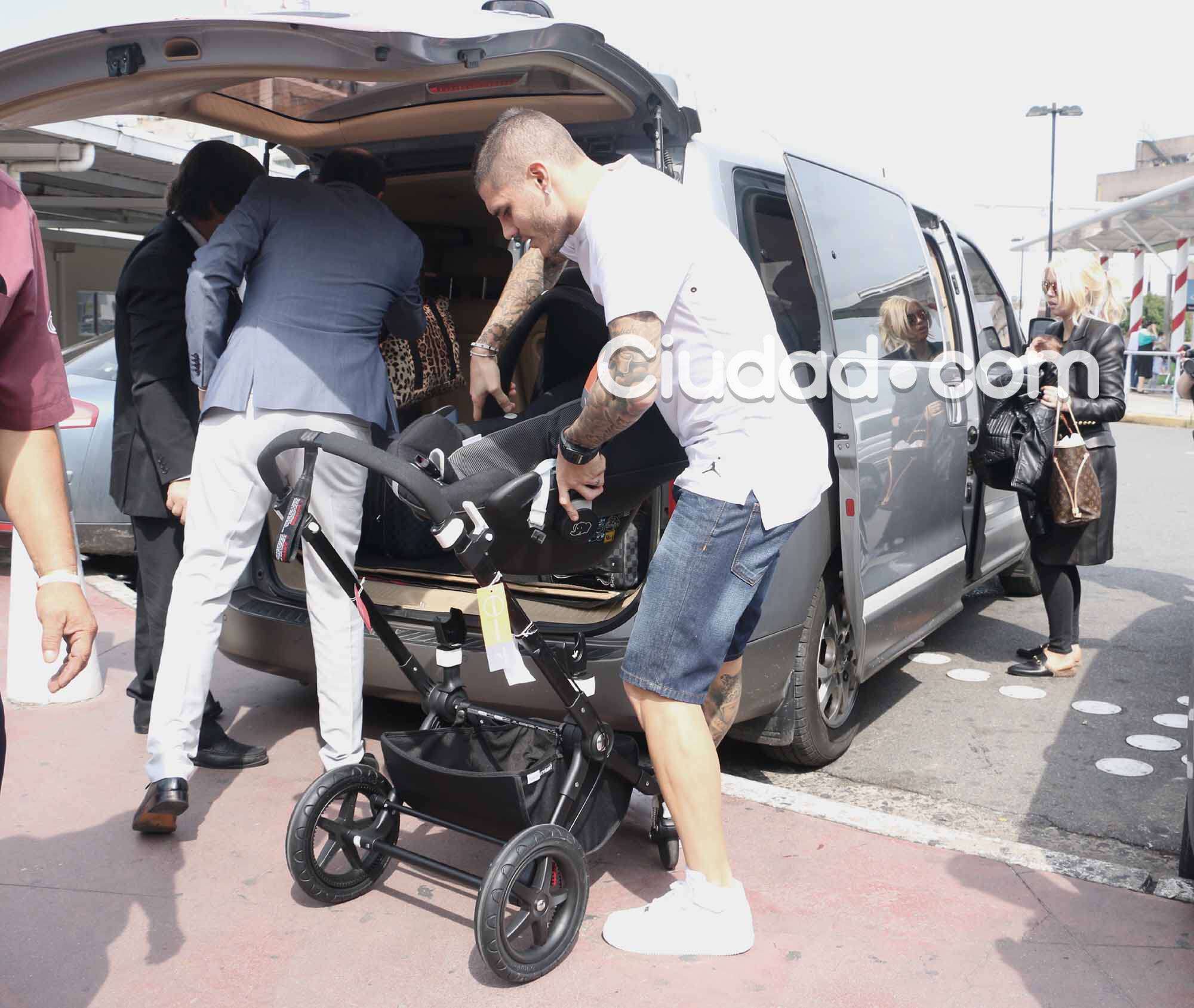  Wanda Nara y Mauro Icardi llegaron al país con sus hijos (Foto: Movilpress)