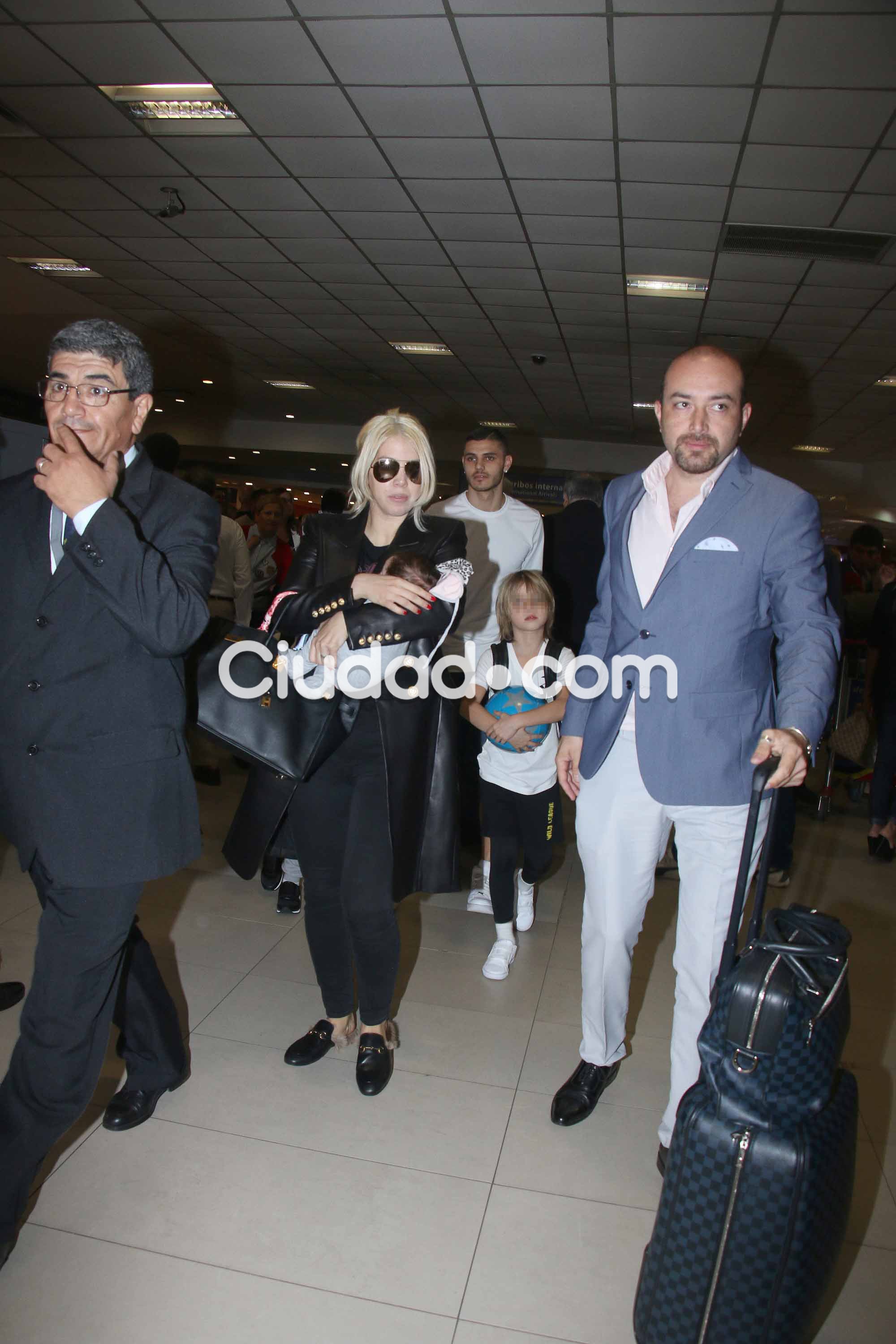  Wanda Nara y Mauro Icardi llegaron al país con sus hijos (Foto: Movilpress)