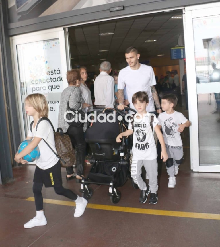 Wanda Nara y Mauro Icardi llegaron al país para pasar las Fiestas en familia: ¡despacharon 12 valijas!