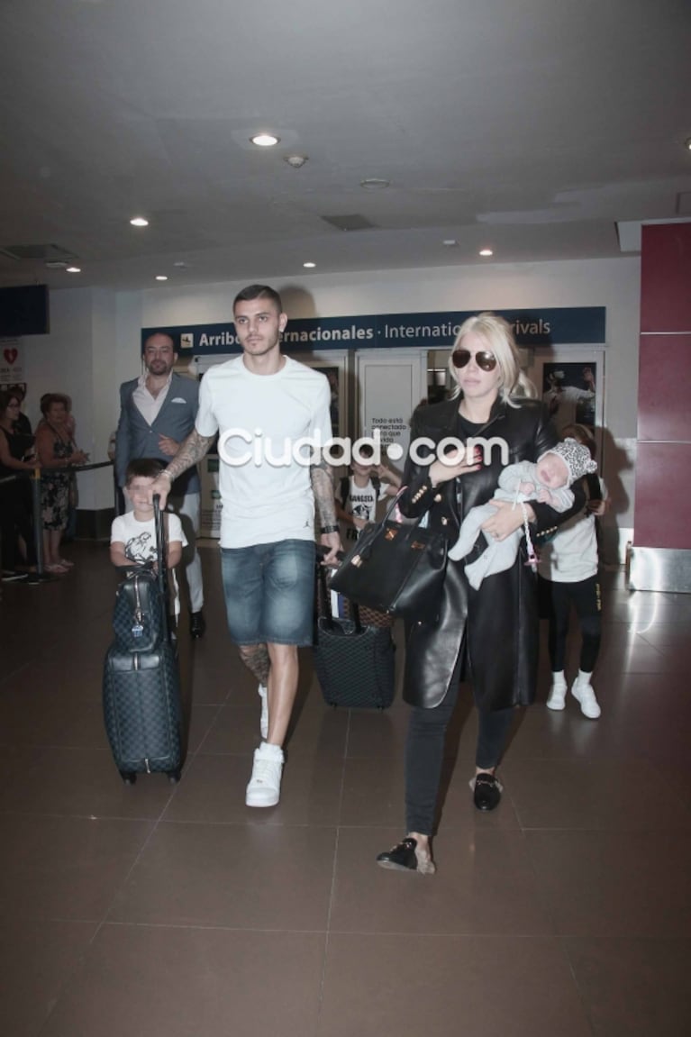 Wanda Nara y Mauro Icardi llegaron al país para pasar las Fiestas en familia: ¡despacharon 12 valijas!