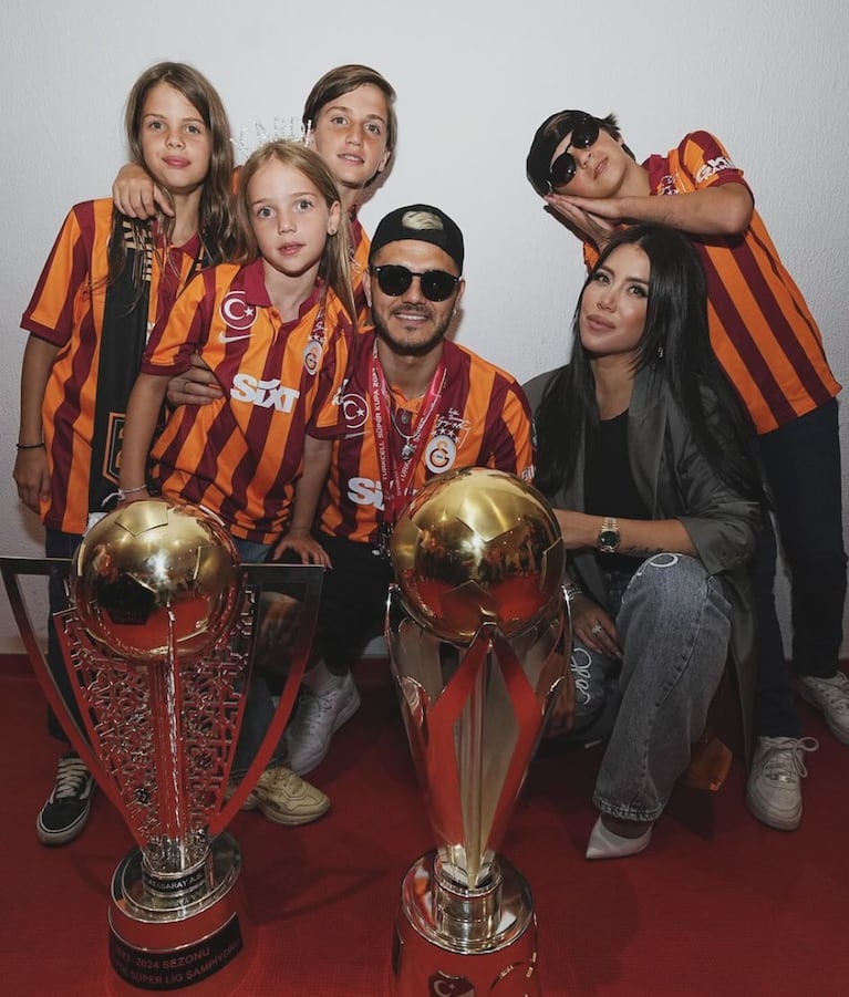 Wanda y sus hijos con Mauro y la nueva copa del Galatasaray.