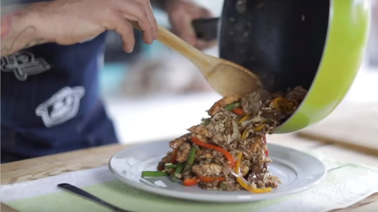 Wok mixto de pollo y carne: el paso a paso de una receta única 