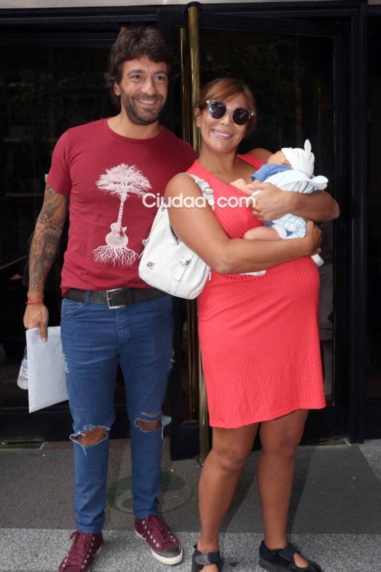 Ximena Capristo y Gustavo Conti presentaron a Félix, tras recibir el alta: "Fue un parto largo, pero yo quería un parto natural. ¡Es un bebé muy deseado!"