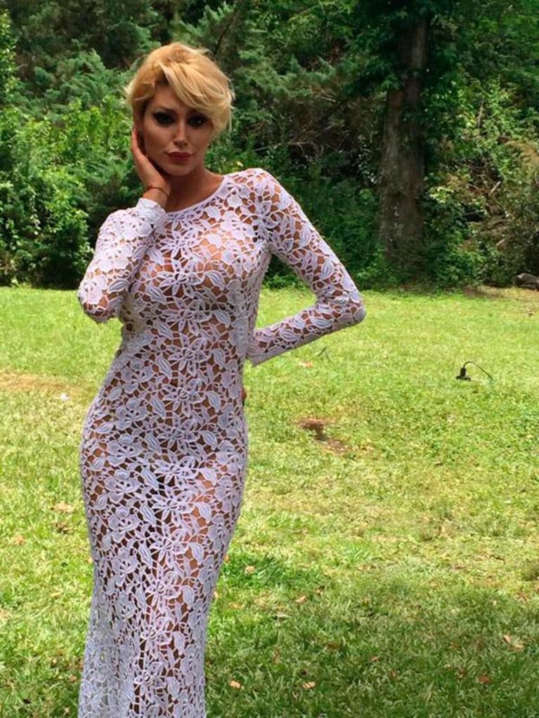 Xipolitakis enfundada en un vestido calado. (Foto: Twitter)