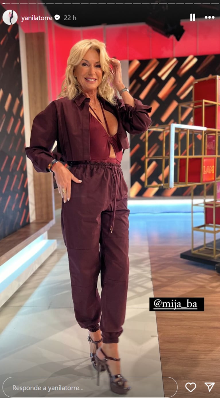 Yanina lució un look borravino.