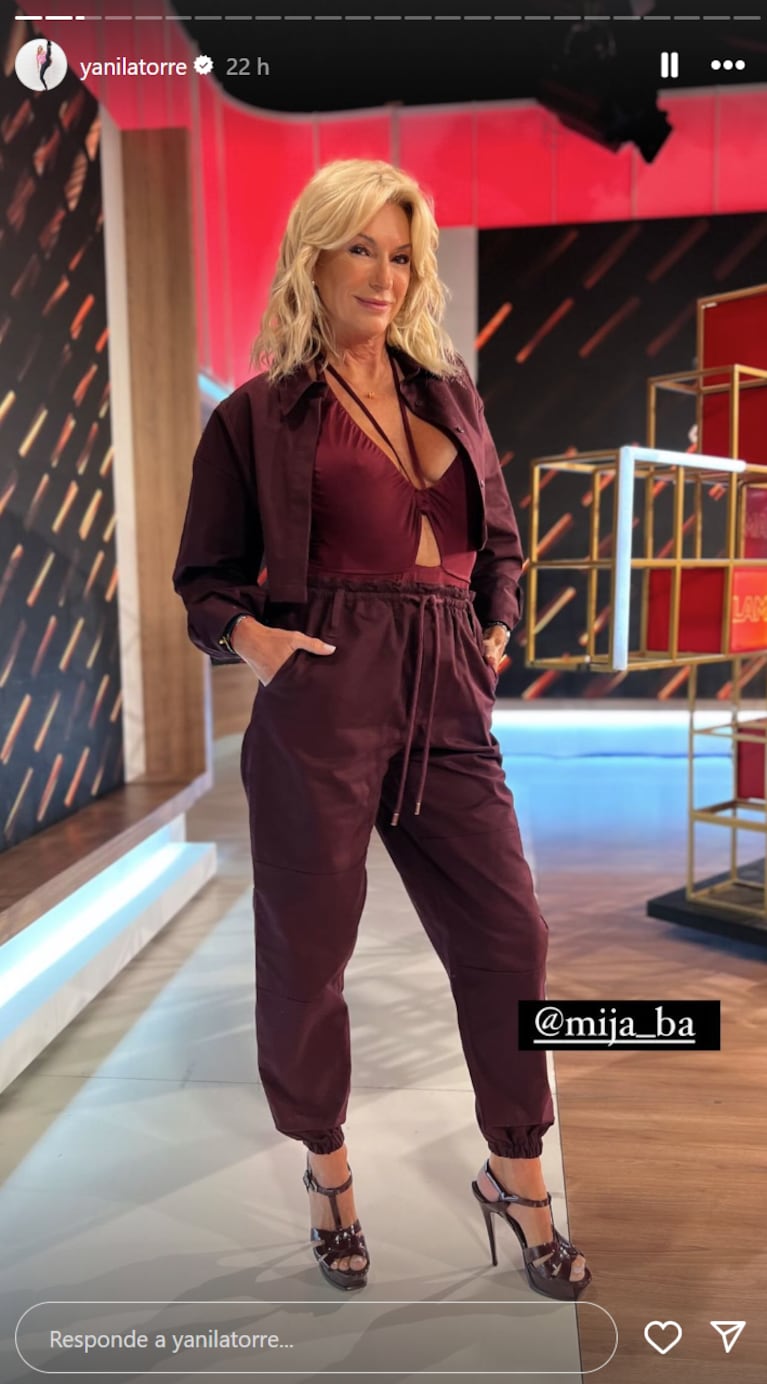 Yanina lució un look borravino.